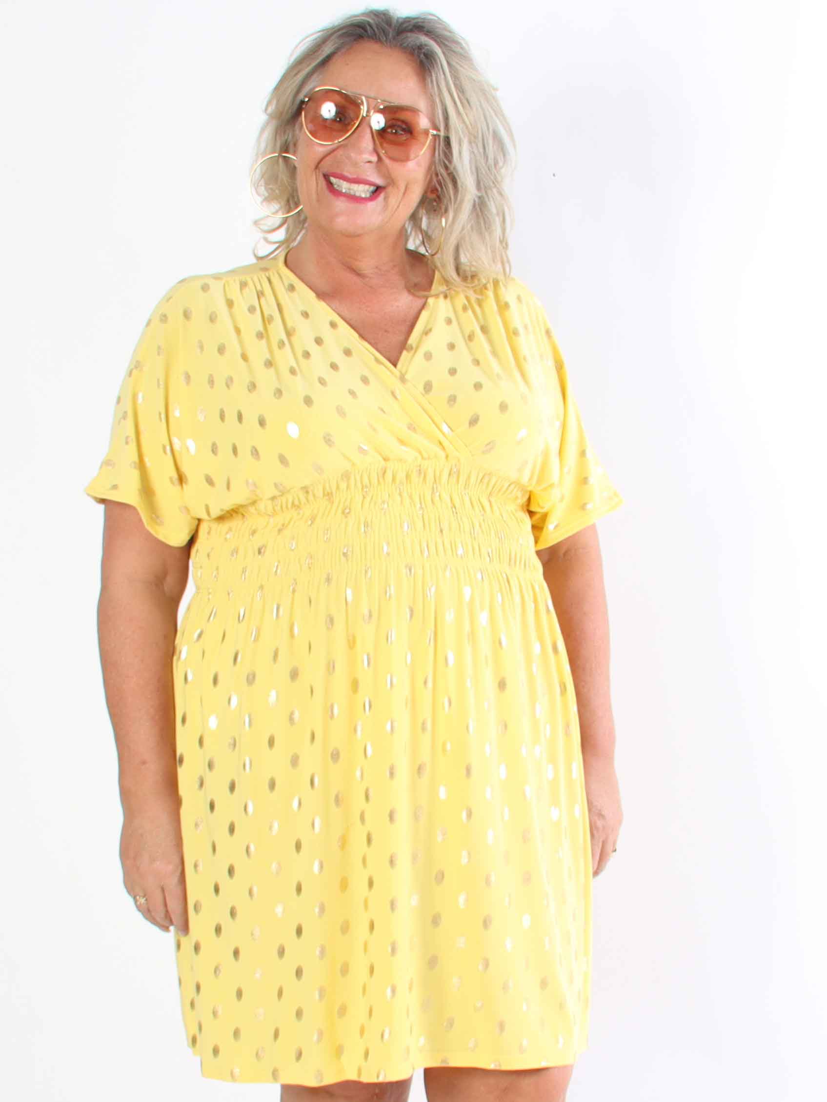 Pams Dot Short - Elastisk klänning i plus size med guldprickar